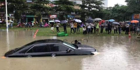 大雨还在下你怕不怕是什么歌